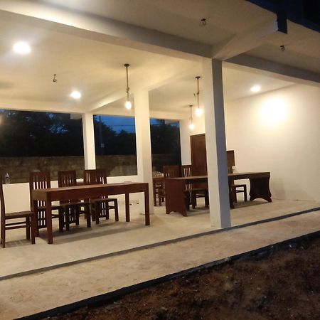 Kusuma'S Lazy Left Hotel Midigama East Exterior foto