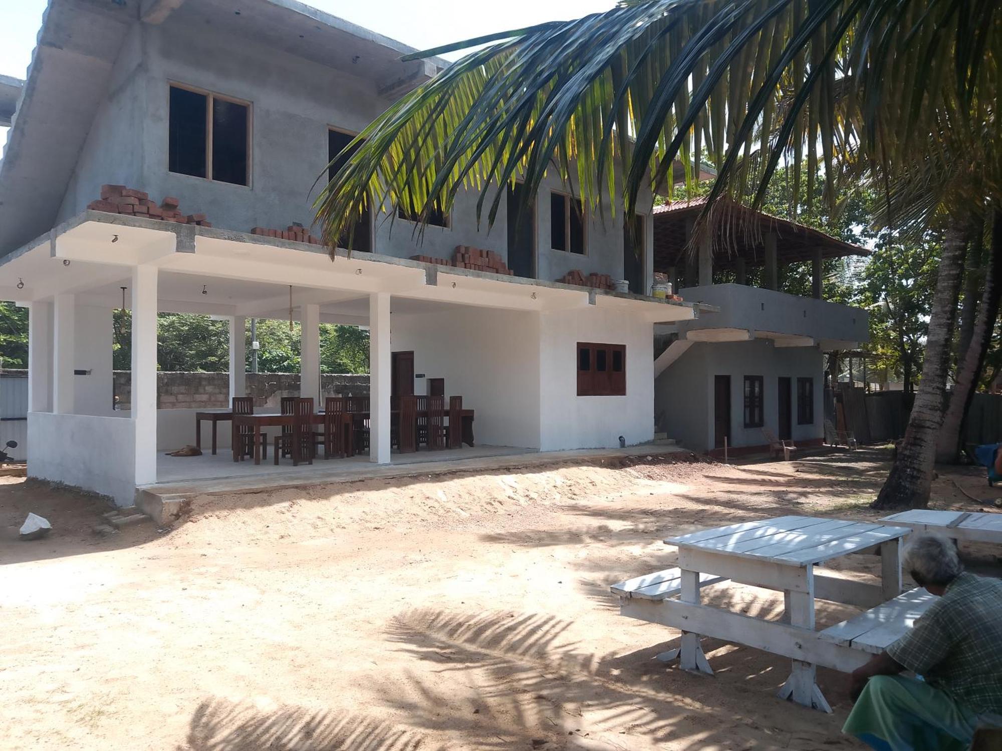 Kusuma'S Lazy Left Hotel Midigama East Exterior foto